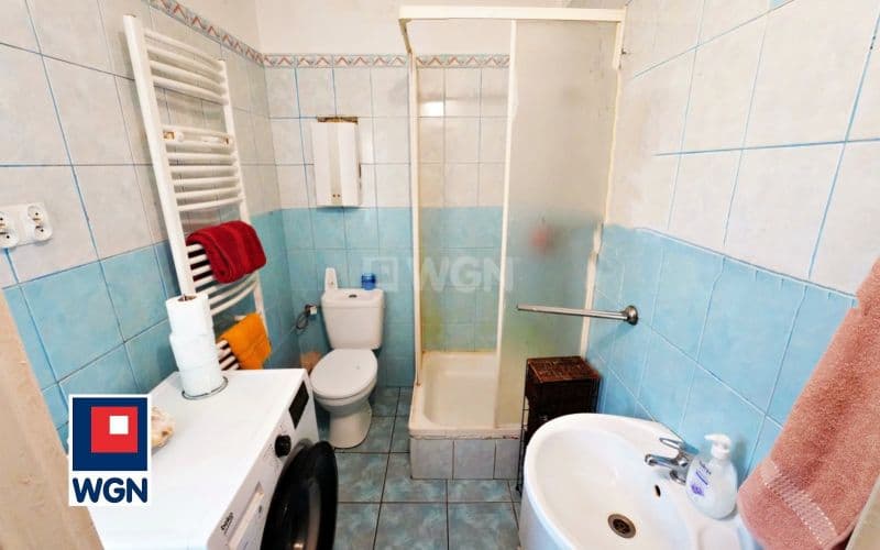 Dom na dużej działce z budynkami gospodarczymi. — zdjęcie 10