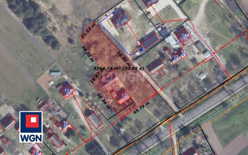 Dom na dużej działce z budynkami gospodarczymi. — zdjęcie 12