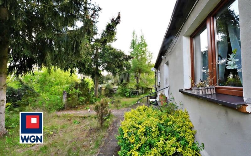 Dom na dużej działce z budynkami gospodarczymi. — zdjęcie 14