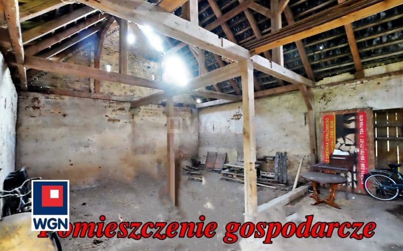 Dom na dużej działce z budynkami gospodarczymi. — zdjęcie 16