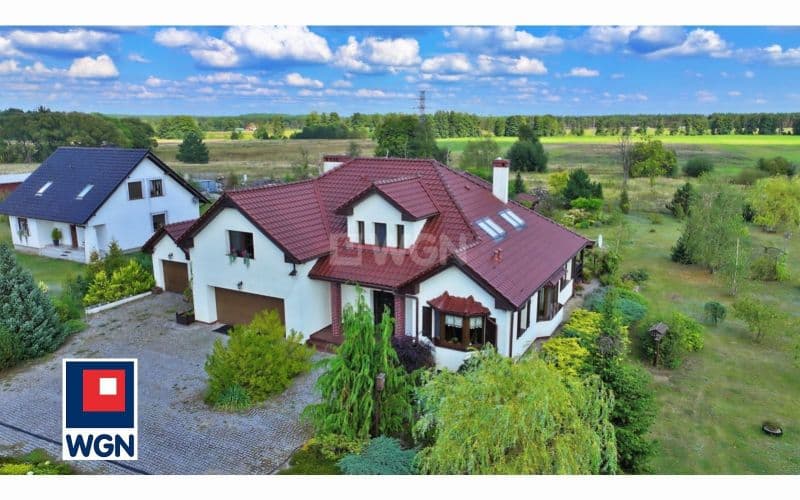 Bajeczny dom w okolicy lasów i jezior — zdjęcie 3